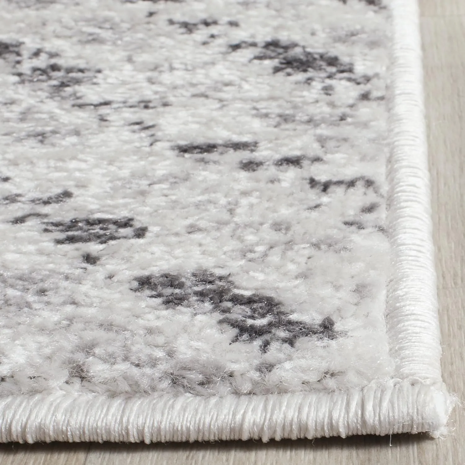 SAFAVIEH Adirondack Collection Accent Rug - 3' x 5', Ivory & Charcoal, Chevron Design, Non-Shedding & Easy Care, Ideal for High Traffic Areas in Entryway, Living Room, Bedroom (ADR104N)