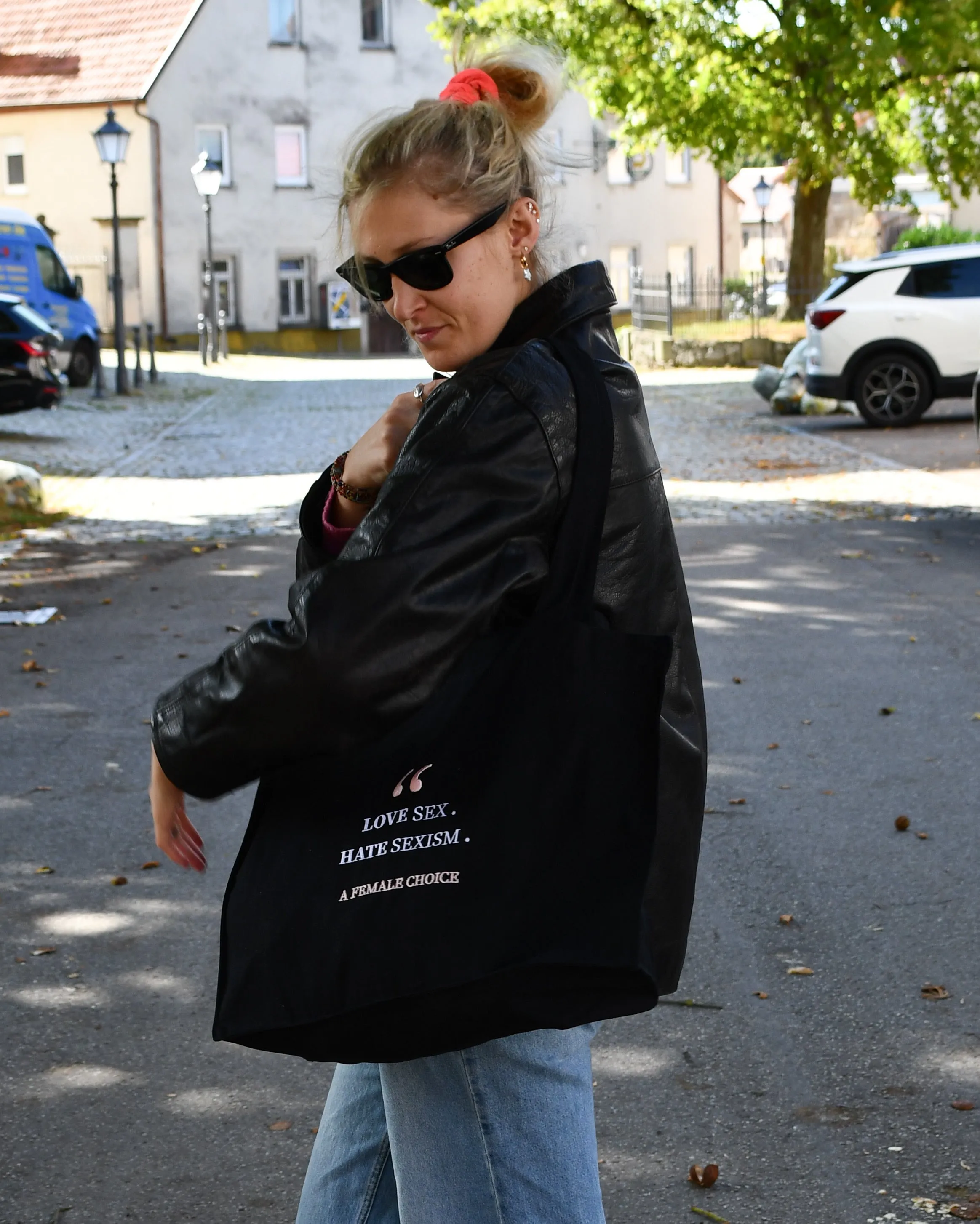 Travel bag nera "Hate sexism"