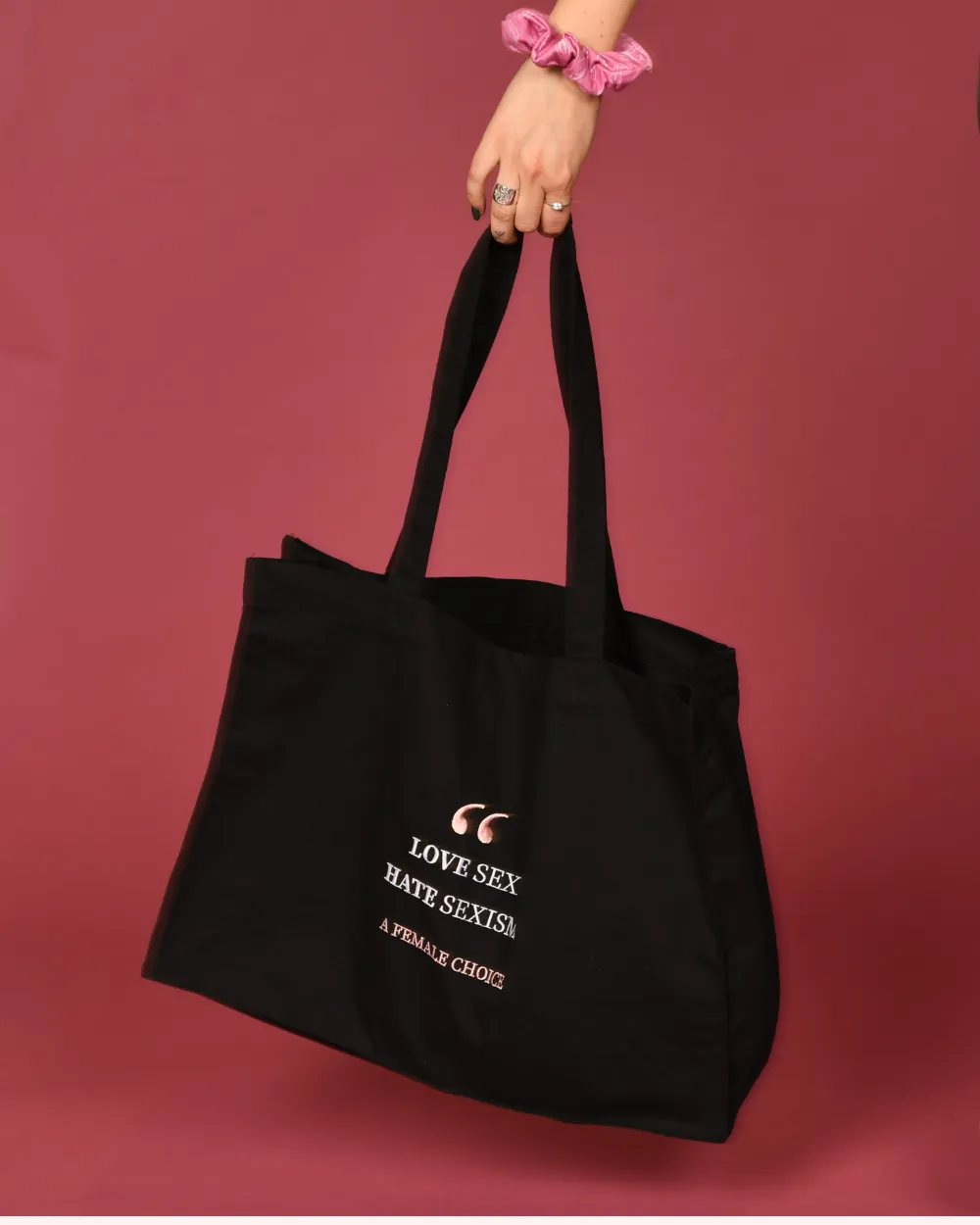 Travel bag nera "Hate sexism"