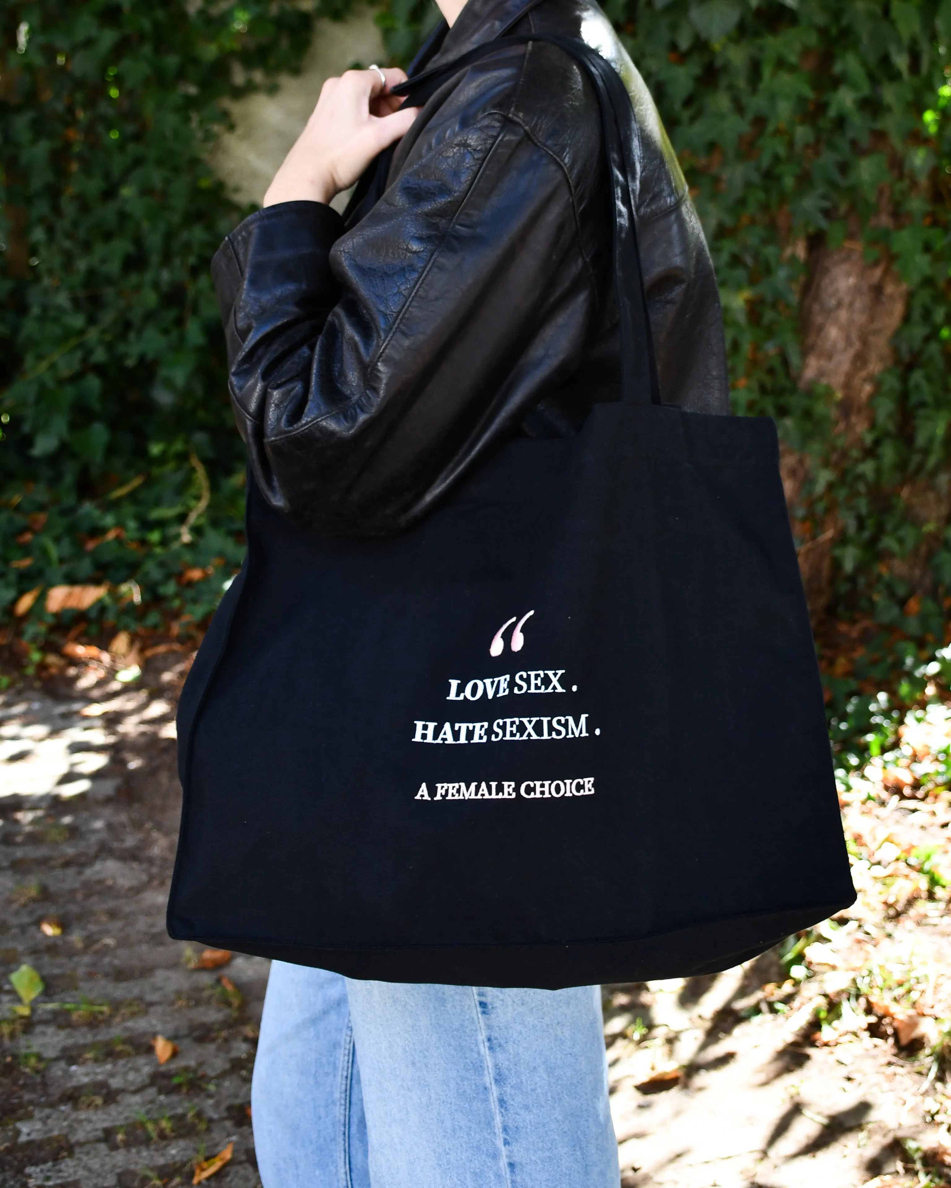 Travel bag nera "Hate sexism"
