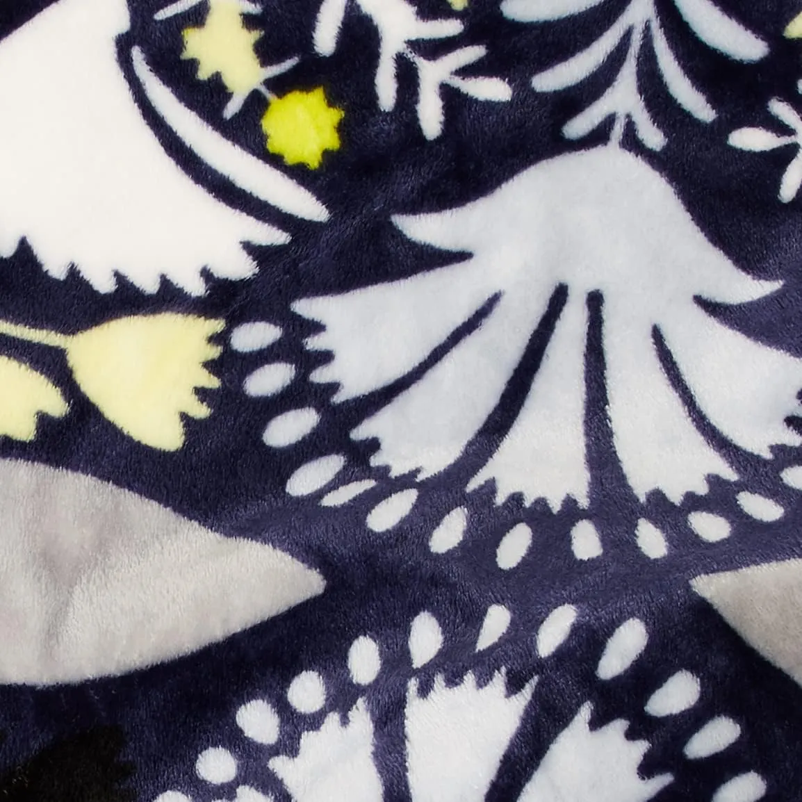 Vera Bradley Women's Oversized Fleece Plush Throw Blanket, Plaza Tile, Full/Queen