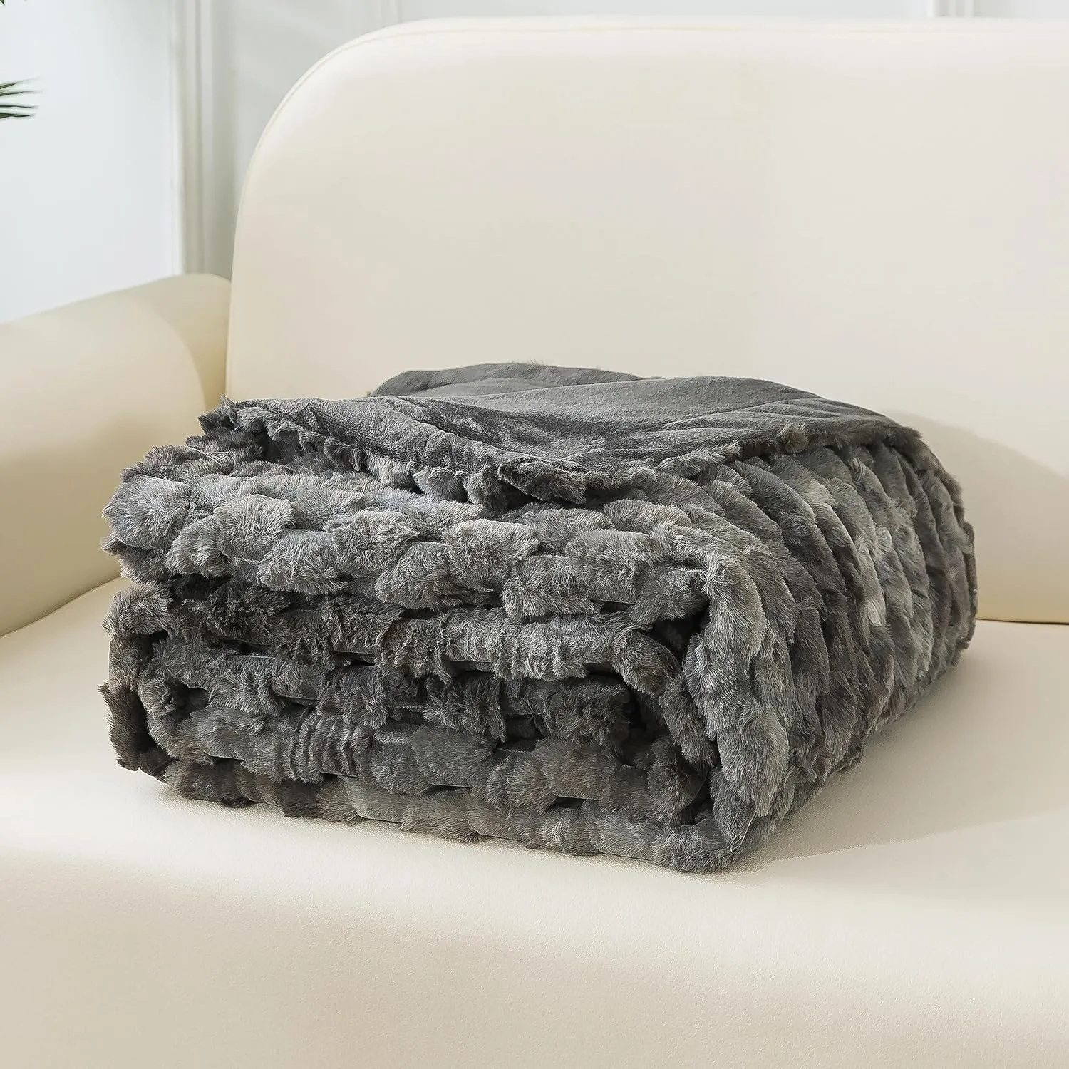 Wajade Faux Fur Throw Blanket for Couch, Soft Mermaid Scales Pattern Jacquard Fuzzy Plush Blanket for All Seasons Lightweight Cozy Decorative Fleece Blanket for Bed Sofa, 50 x 60 inches, Dark Grey